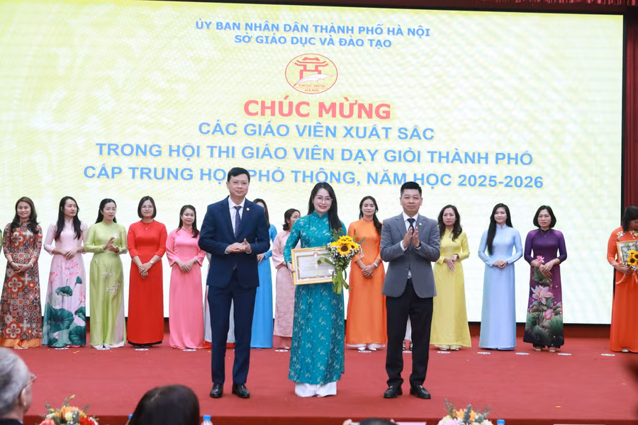 Lãnh đạo Sở GD&ĐT Hà Nội trao thưởng cho các thầy cô đoạt giải Nhất của Hội thi. Ảnh: Đình Tuệ.