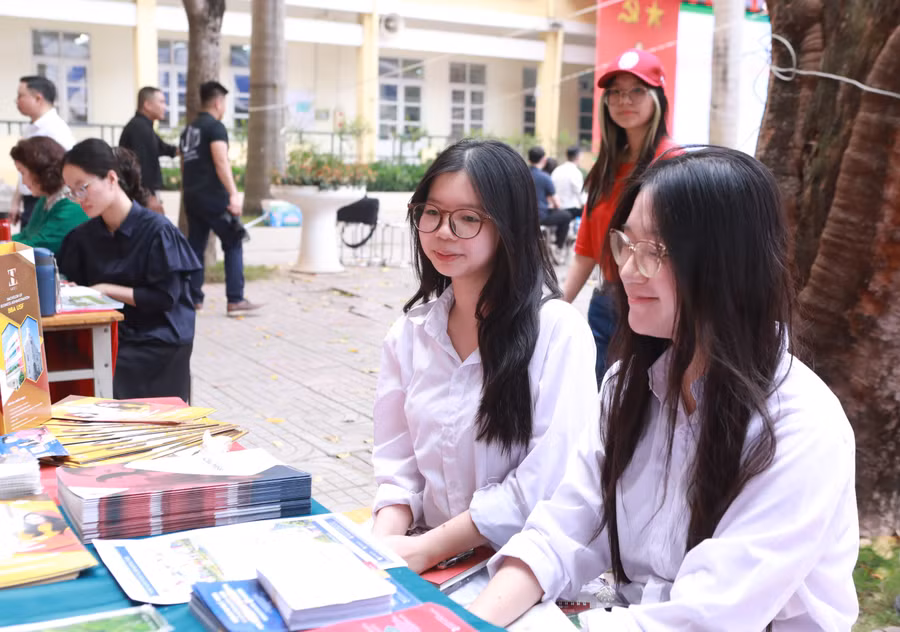 Học sinh lớp 12 Trường THPT Yên Hòa tại ngày hội tư vấn hướng nghiệp năm 2026. 