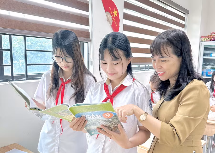 Cô trò lớp 9, Trường THCS Tây Mỗ (phường Tây Mỗ, Hà Nội) trong giờ Toán. Ảnh: Đình Tuệ.