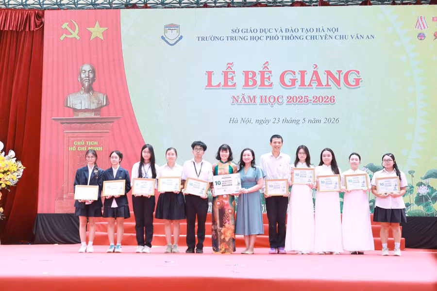 Đại diện nhà trường tuyên dương, khen thưởng các em học sinh đạt thành tích xuất sắc.
