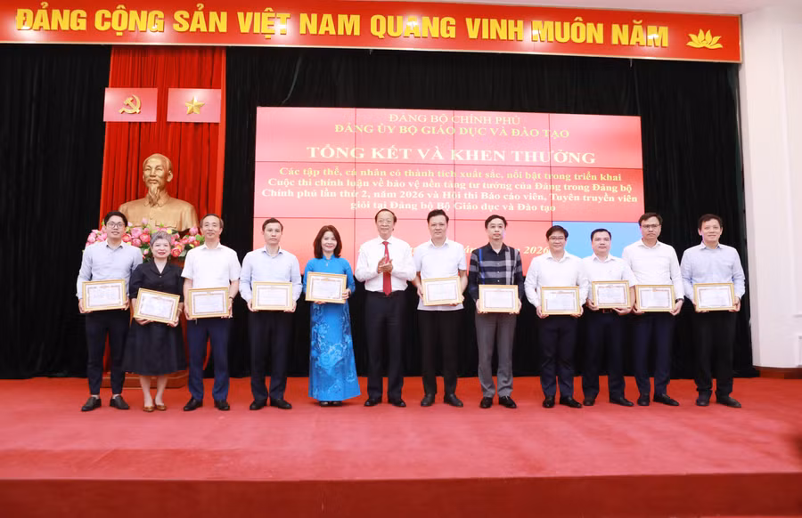 Nhà báo Dương Thanh Hương (thứ 2 từ trái sang) - Phó Bí thư Đảng ủy Báo Giáo dục và Thời đại nhận Giấy khen của Đảng ủy Bộ Giáo dục và Đào tạo. 