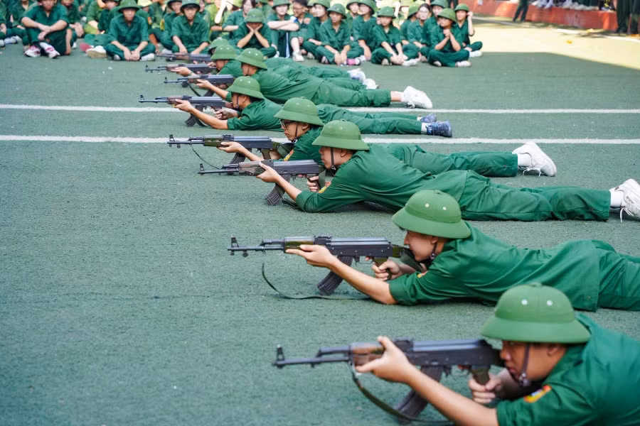 Học sinh tại Hà Nội trong giờ thực hành môn Giáo dục Quốc phòng và An ninh. Ảnh: Đình Tuệ.