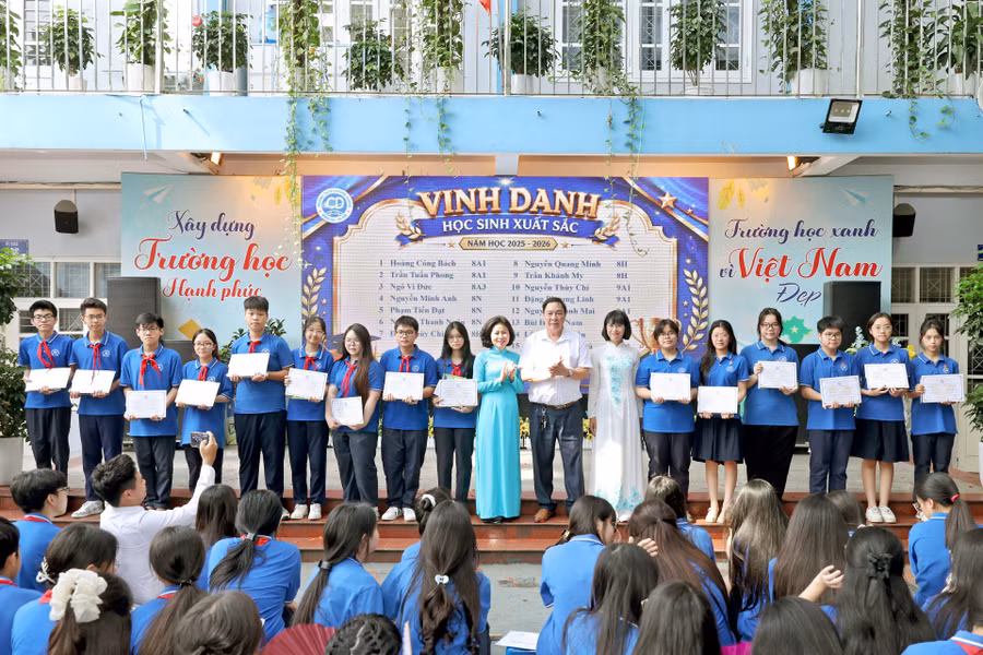 Lãnh đạo nhà trường khen thưởng học sinh xuất sắc năm học 2025-2026. 