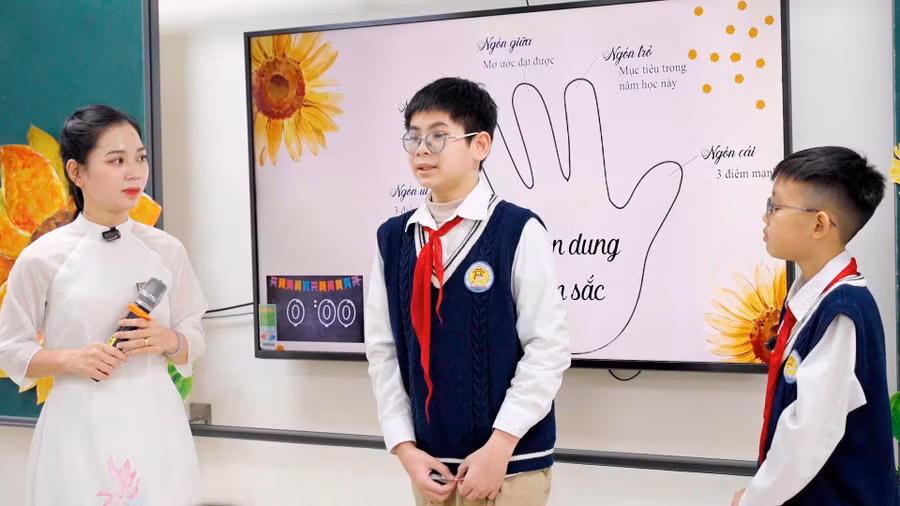 Cô trò Trường THCS Cát Linh, Hà Nội. 