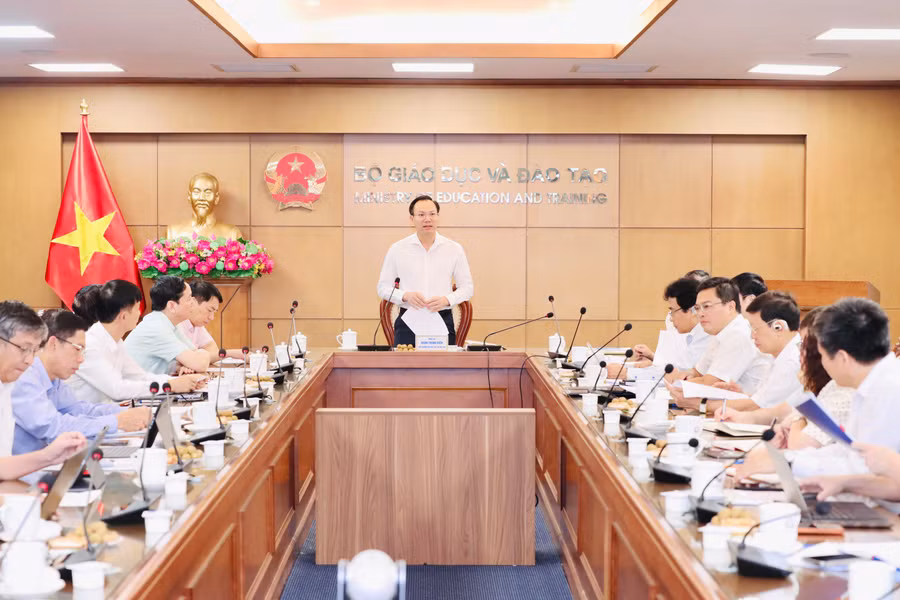 Thứ trưởng Bộ GD&ĐT Đoàn Trung Kiên chủ trì hội nghị. 