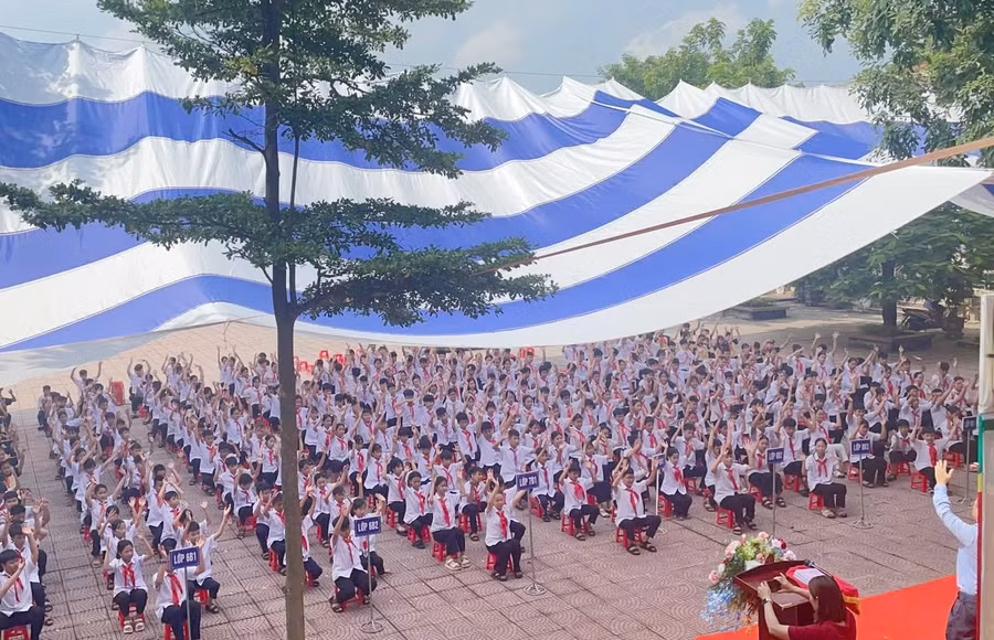 Học sinh Hà Nội trong giờ Sinh hoạt dưới cờ. Ảnh: Đình Tuệ.