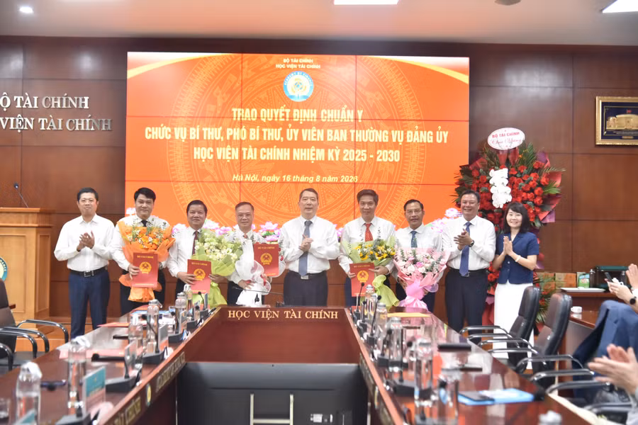 Lãnh đạo Bộ Tài chính trao các quyết định về công tác cán bộ tại Học viện Tài chính. 