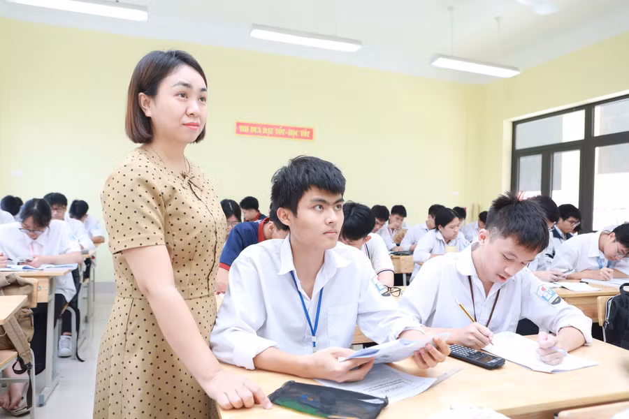 Cô Nguyễn Thị Huyền và em Nguyễn Thành Nam trong giờ Toán trên lớp. Ảnh: Đình Tuệ.