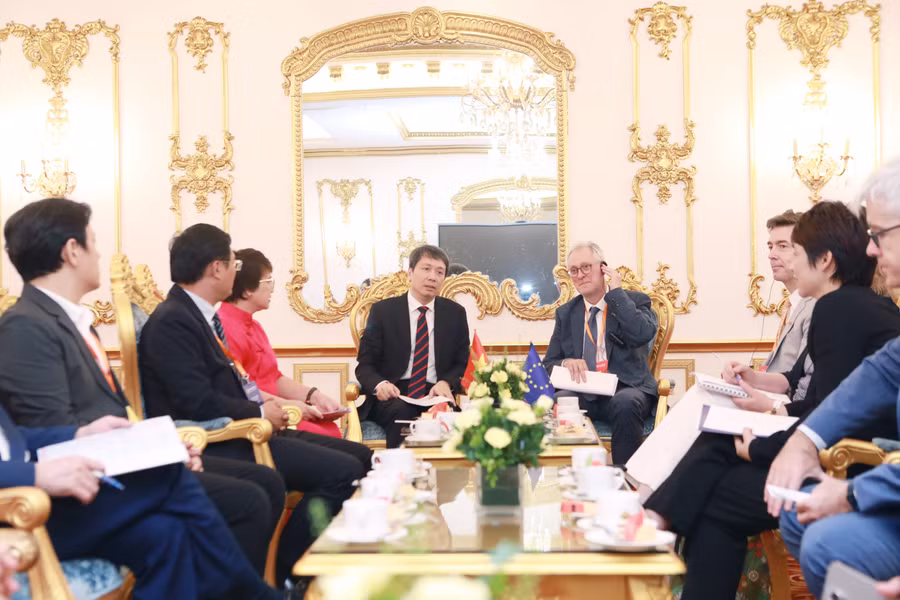 Thứ trưởng Phạm Quang Hưng tiếp phái đoàn thuộc Ủy ban Châu Âu. Ảnh: Đình Tuệ.