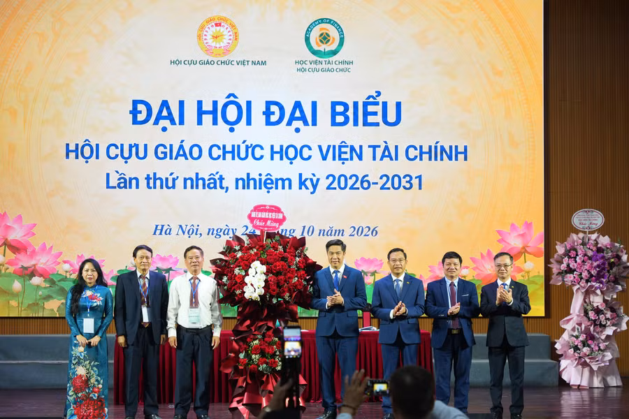 Lãnh đạo Học viện Tài chính tặng hoa chúc mừng Đại hội. 