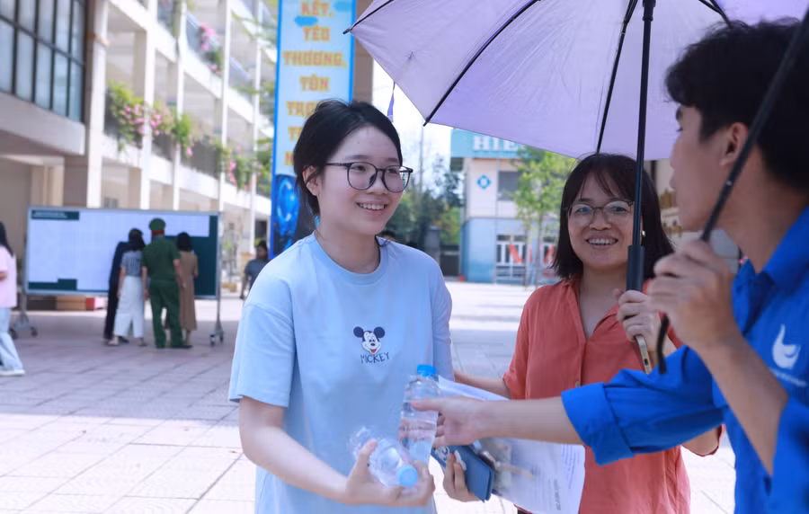 Thí sinh Hà Nội tự tin sau khi hoàn thành bài thi Toán vào sáng 31/5. Ảnh: Đình Tuệ.