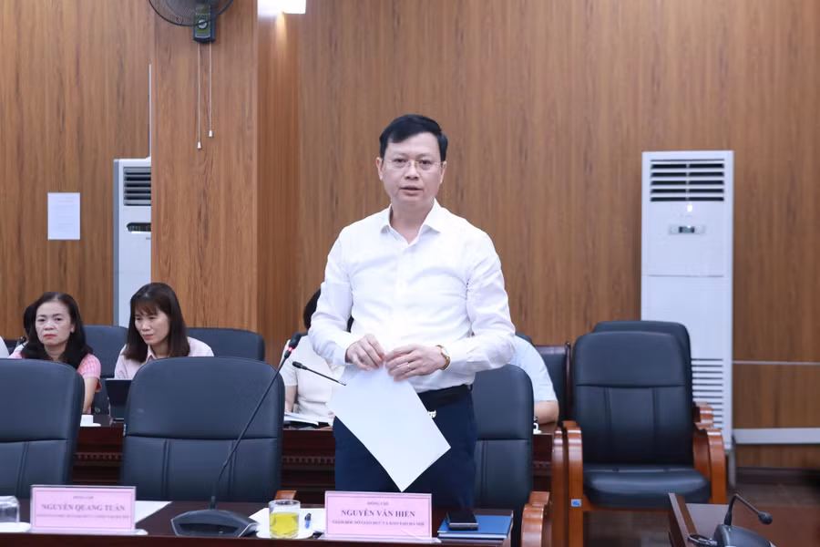 Giám đốc Sở GD&ĐT Hà Nội Nguyễn Văn Hiền thông tin tới đoàn kiểm tra về các nhiệm vụ của ngành Giáo dục Thủ đô đã, đang và sẽ triển khai. so-5.jpg