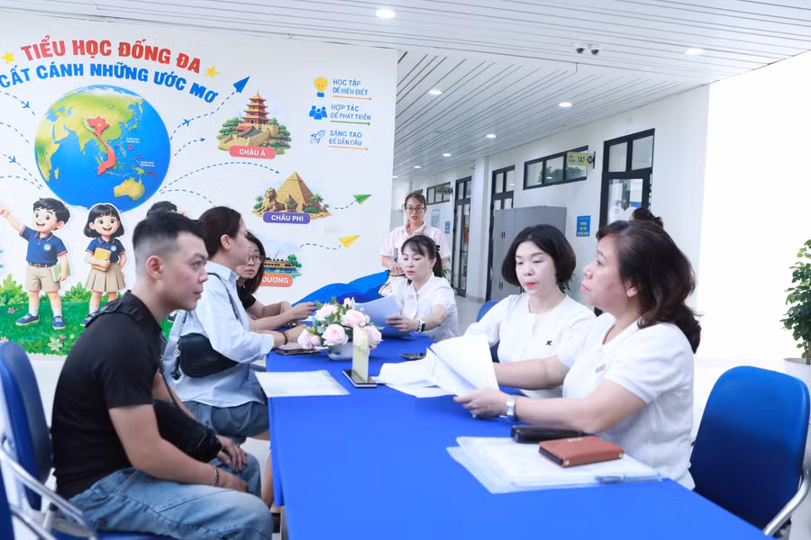 Phụ huynh đăng ký tuyển sinh trực tiếp cho con vào lớp 1 năm 2026 tại Hà Nội. Ảnh: Đình Tuệ.