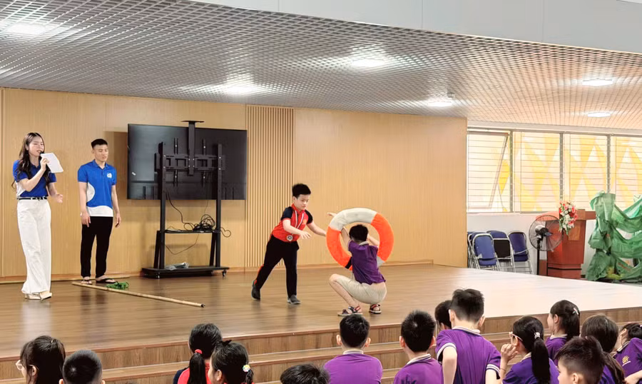 Học sinh được dạy về kỹ năng an toàn khi bơi lội.