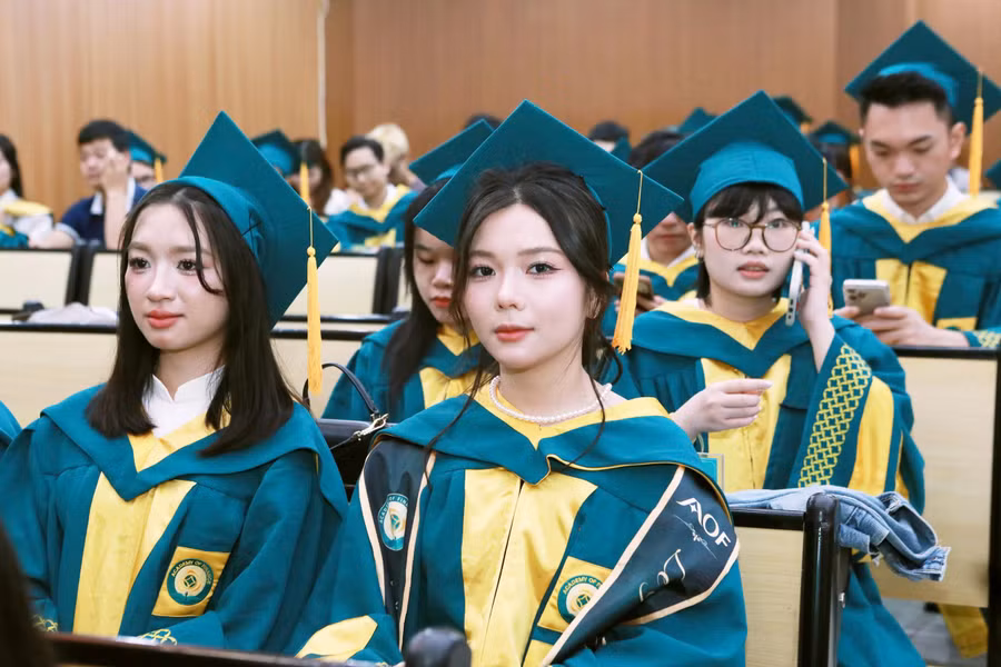 Các tân thạc sĩ dự buổi lễ nhận bằng tại Học viện Tài chính sáng 13/9. Ảnh: Đình Tuệ.