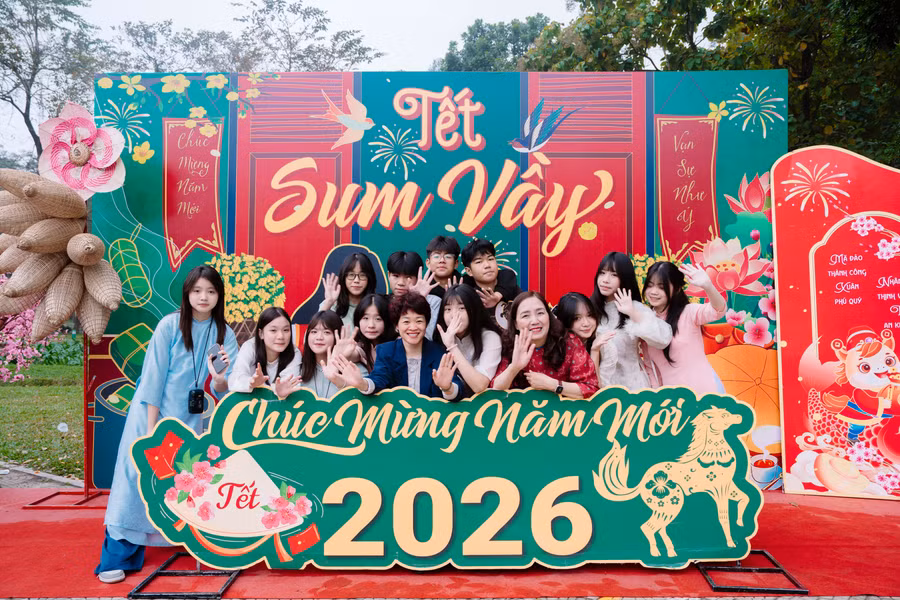 Cô trò cùng lưu giữ những khoảnh khắc đáng nhớ tại chương trình. 