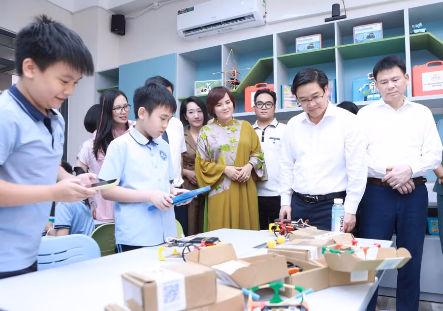 Việc xây dựng phòng STEM hiện đại góp phần giúp học sinh tăng cường trải nghiệm với công nghệ.