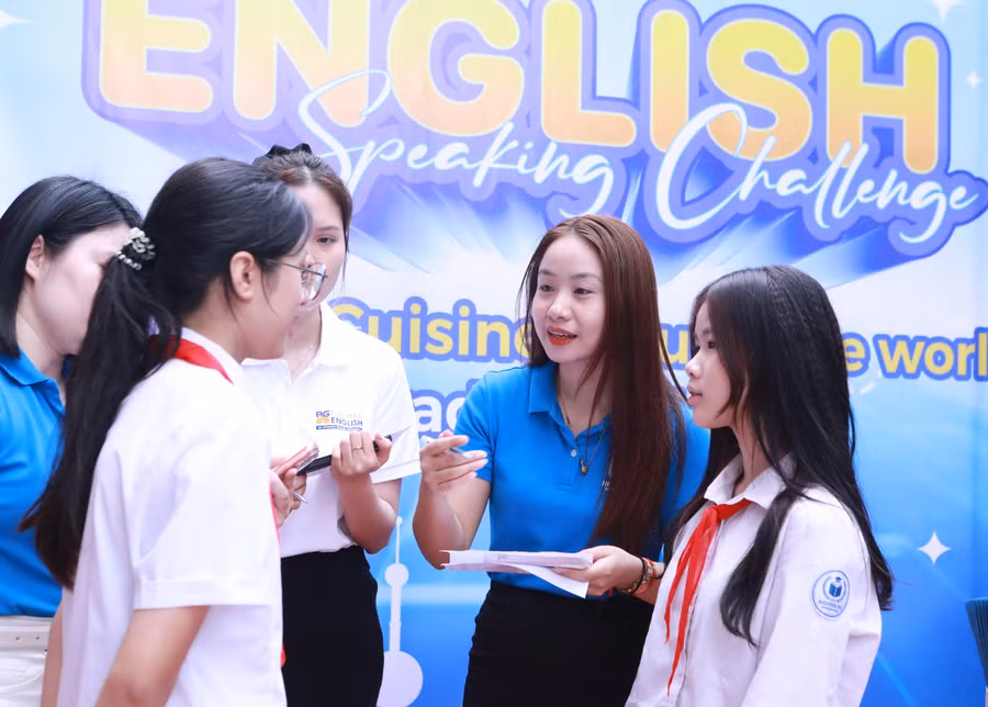 Cô trò cùng giao tiếp bằng tiếng Anh trong trường. 