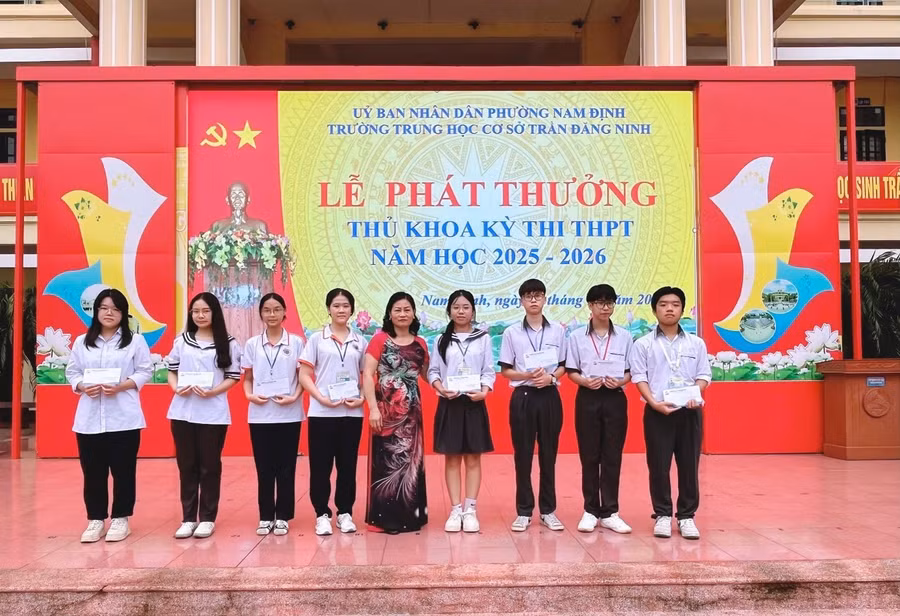 Đại diện Ban giám hiệu nhà trường trao thưởng cho các em học sinh có thành tích xuất sắc. 