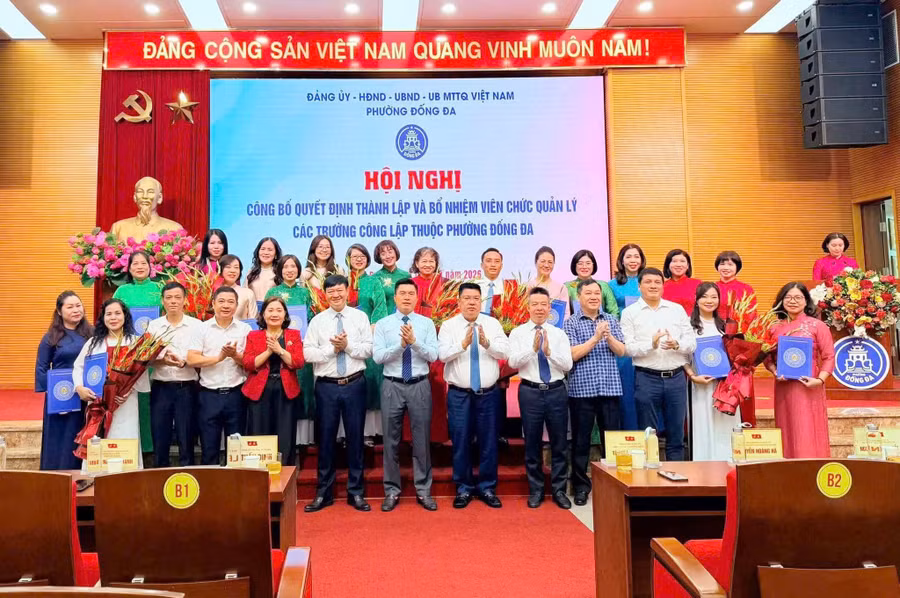 Lãnh đạo phường Đống Đa (Hà Nội) và cán bộ quản lý các nhà trường trên địa bàn sau sắp xếp. 