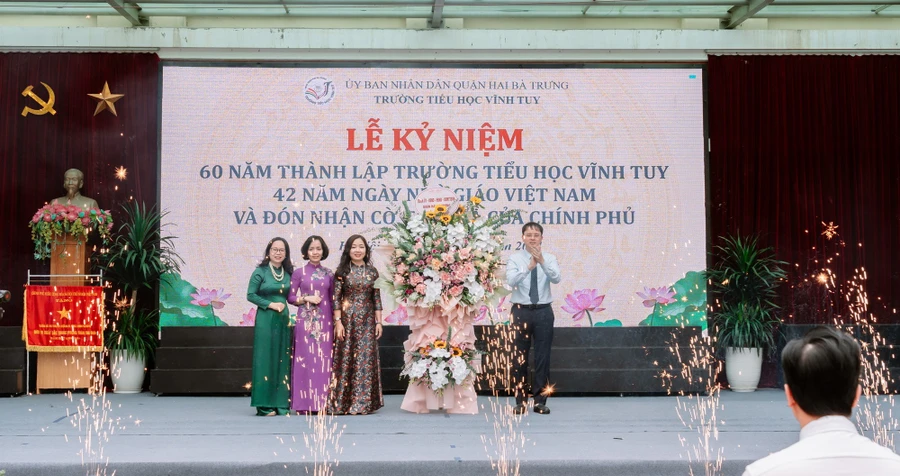 Trường Tiểu học Vĩnh Tuy đón nhận Cờ thi đua của Chính phủ và kỷ niệm 60 năm thành lập trường, kỷ niệm 42 năm ngày Nhà giáo Việt Nam.