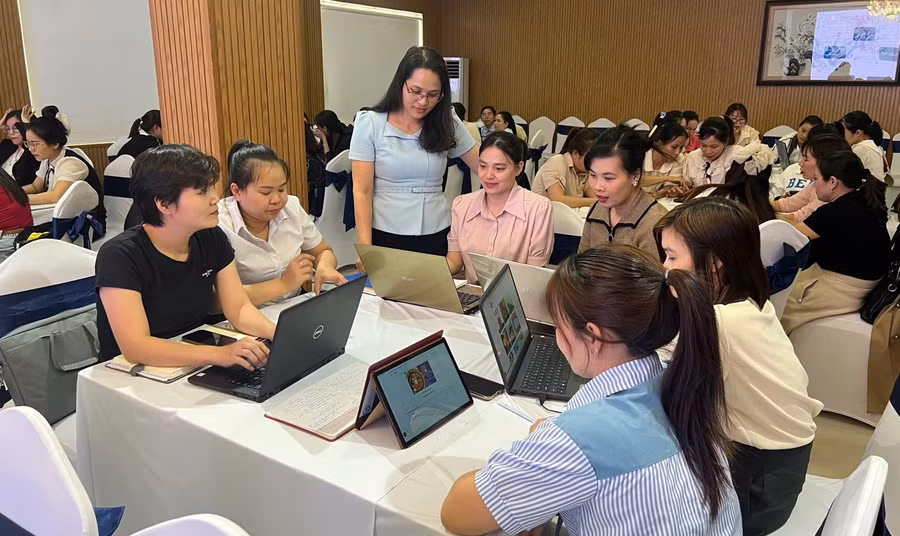 Chuyên gia Viện Khoa học Giáo dục Việt Nam hướng dẫn các thầy cô trong buổi tập huấn.