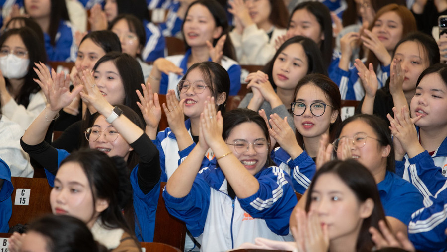 Sinh viên Trường Cao đẳng Sư phạm Trung ương hào hứng với nội dung của Tọa đàm.