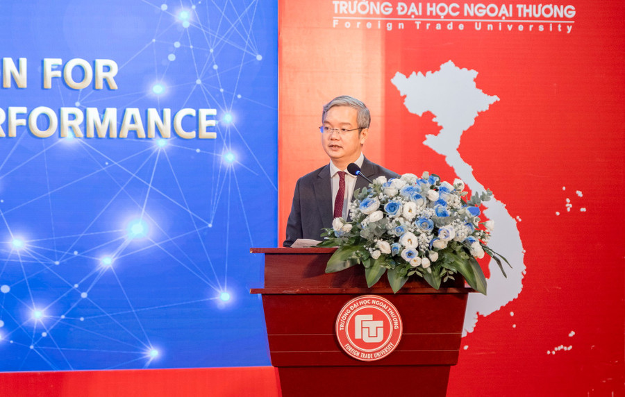 PGS.TS Đào Ngọc Tiến – Phó Hiệu trưởng Trường Đại học Ngoại thương, Trưởng Ban Tổ chức phát biểu tại hội thảo. chuyendoiso-3.jpg