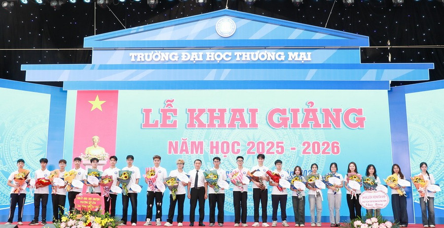 Các sinh viên thủ khoa đầu vào Trường ĐH Thương mại được nhận học bổng.