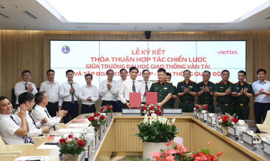 PGS. TS Lê Hoài Đức - Phó Hiệu trưởng Trường ĐH Giao thông vận tải và Thượng tá Cao Anh Sơn - Phó Tổng Giám đốc Tập đoàn Công nghiệp – Viễn thông Quân đội Viettel ký kết biên bản chiến lược.