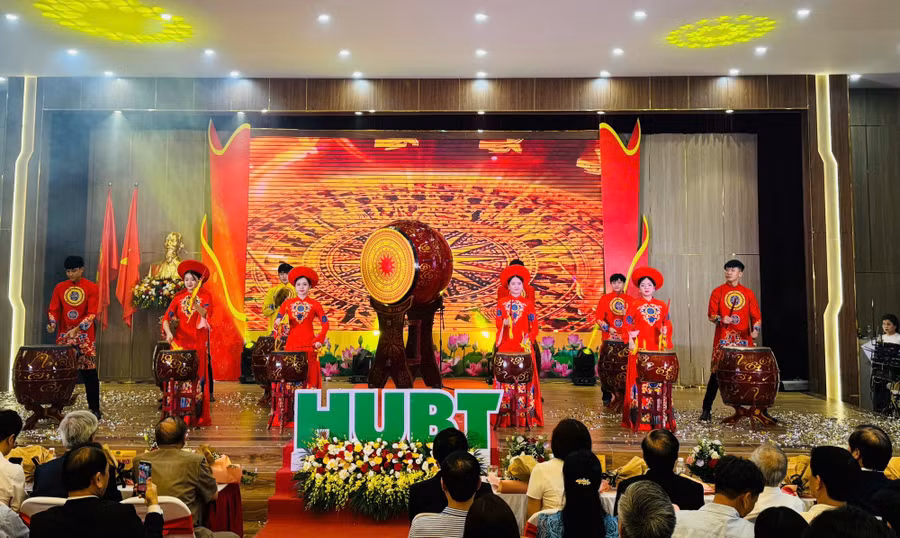 Lễ khai giảng năm học 2024 – 2025 của Trường ĐH Kinh doanh và Công nghệ Hà Nội diễn ra trang trọng, ấm cúng.