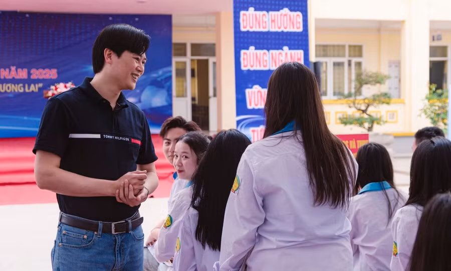 TS Hoàng Trung Học trong một hoạt động tư vấn cho học sinh.