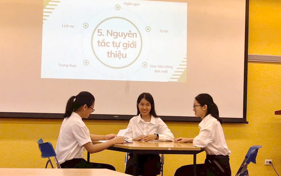 Sinh viên Khoa Tâm lý – Giáo dục (Học viện Quản lý Giáo dục) trong một hoạt động thực hành. tamlyhocgiaoducjpg1.jpg