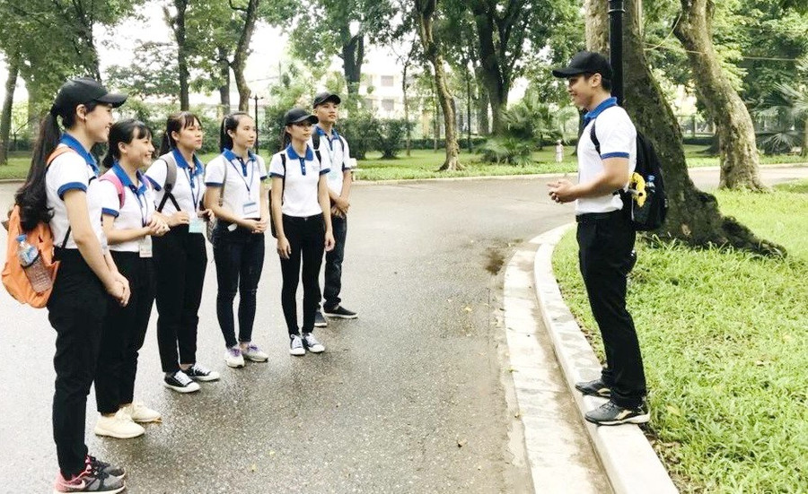 Sinh viên Trường ĐH Mở Hà Nội thực hành nghiệp vụ hướng dẫn du lịch tại điểm du lịch.