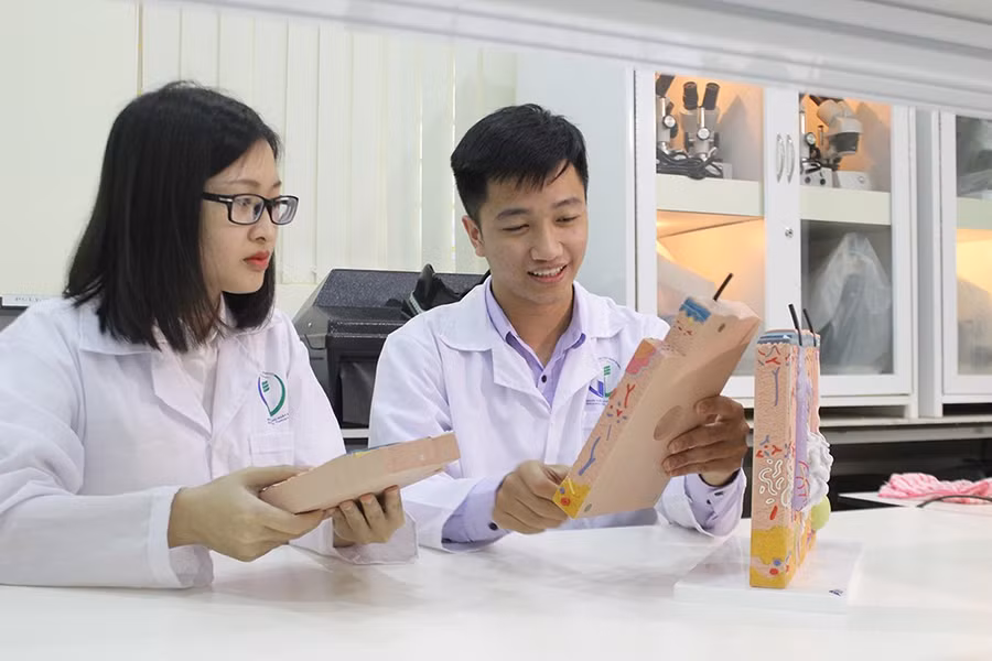 Sinh viên Trường ĐH Giáo dục thực hành trong phòng thí nghiệm.