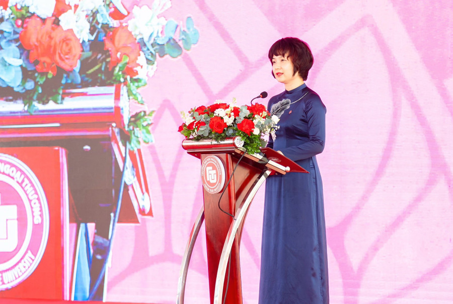 PGS.TS Phạm Thu Hương – Hiệu trưởng Trường ĐH Ngoại Thương phát biểu tại buổi lễ. tansinhvien-3.jpg