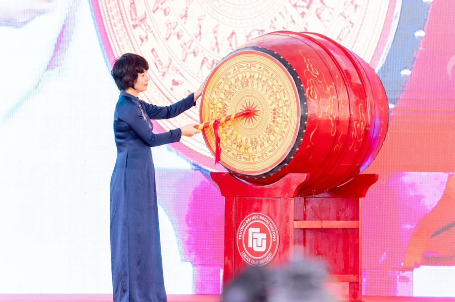 PGS.TS Phạm Thu Hương – Hiệu trưởng Trường ĐH Ngoại Thương đánh trống khai giảng năm học mới. tansinhvien-4.jpg