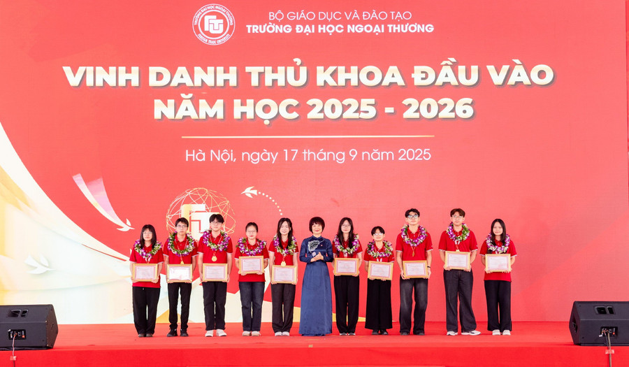 Lãnh đạo trường trao giấy khen và huy chương cho các tân thủ khoa toàn quốc và thủ khoa toàn trường trong kỳ tuyển sinh đại học chính quy năm 2025. tansinhvien-5.jpg