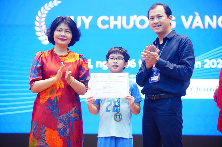Niềm vui khi thí sinh đoạt huy chương. aimo1.jpg