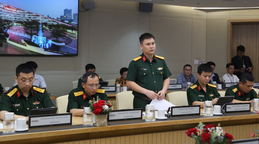 Thượng tá Cao Anh Sơn - Phó Tổng Giám đốc Tập đoàn Công nghiệp – Viễn thông Quân đội Viettel trao đổi tại lễ ký kết. img-0324.jpg