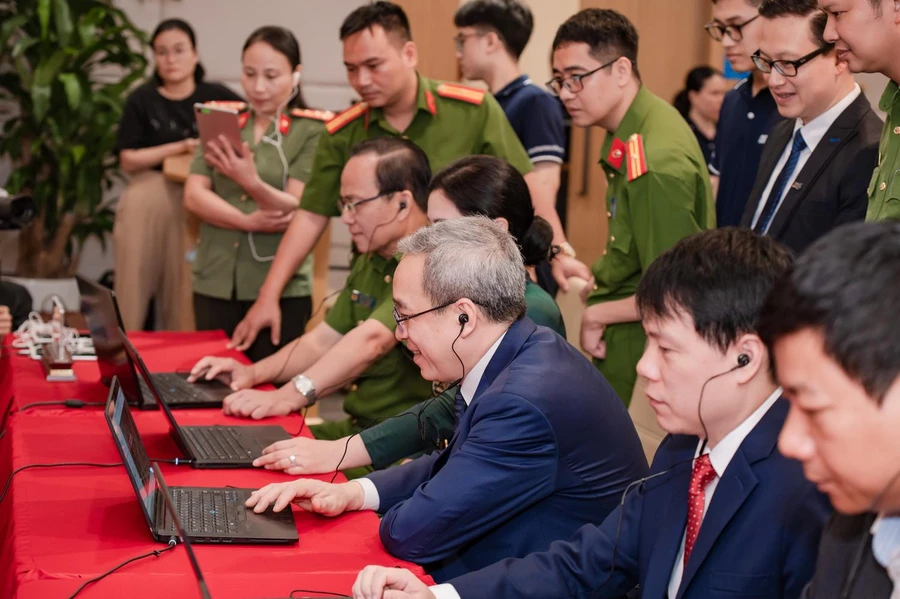 Lãnh đạo Bộ Thông tin và Truyền thông cùng các đại biểu trải nghiệm bài học đầu tiên “Kỹ năng thoát nạn khi xảy ra cháy ở Nhà ống, sáng 12/7.