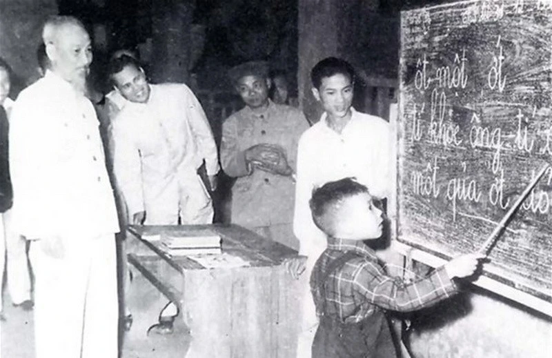 Bác Hồ thăm lớp học vỡ lòng ở Hàng Than, Hà Nội (Nguồn: Trang tin điện tử Ban Quản lý Lăng Chủ tịch Hồ Chí Minh).