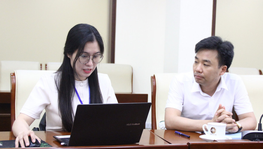 Cán bộ, giảng viên Trường ĐH Sư phạm Hà Nội trả lời các câu hỏi phóng vấn của đoàn khảo sát. img-0759.jpg