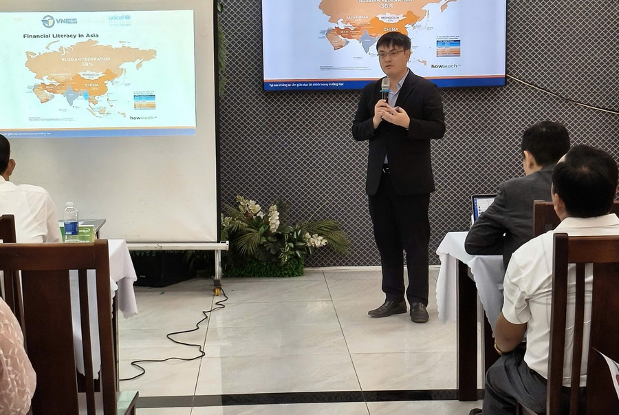 Ông Đỗ Đức Lân – Phó Giám đốc phụ trách Trung tâm Hợp tác Phát triển (Viện Khoa học giáo dục Việt Nam) chia sẻ tại khóa tập huấn. giaoductaichinh-5.png