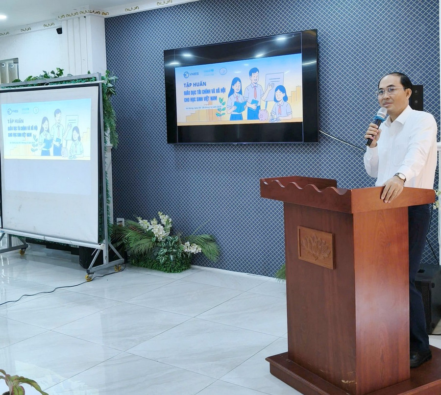 Ông Hồ Văn Được, Phó Trưởng phòng Giáo dục phổ thông, Sở Giáo dục và Đào tạo An Giang trao đổi tại khóa tập huấn. giaoductaichinh-4.png