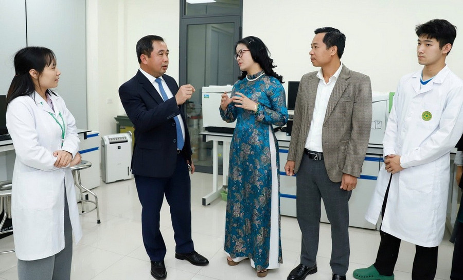 Bộ trưởng Bộ Nông nghiệp và Môi trường Trần Đức Thắng, GS.TS Nguyễn Thị Lan - Giám đốc Học viện Nông nghiệp Việt Nam tham quan phòng thí nghiệm hiện đại của Học viện. Ảnh: Khương Trung.