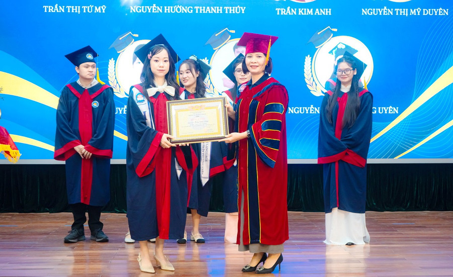 PGS.TS Nguyễn Thị Thu Hằng – Bí thư Đảng ủy, Chủ tịch Hội đồng Học viện Quản lý giáo dục trao Giấy khen cho các tân cử nhân. pol06329.jpg