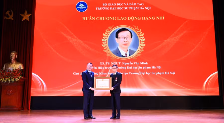 GSTS NGƯT Nguyễn Văn Minh được trao Huân chương Lao động hạng Nhì