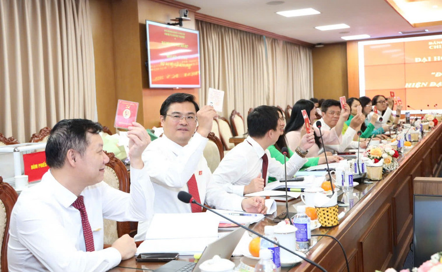 Các đảng viên biểu quyết thông qua Nghị quyết Đại hội chi bộ. vugiaoducdaihocjpg3.jpg