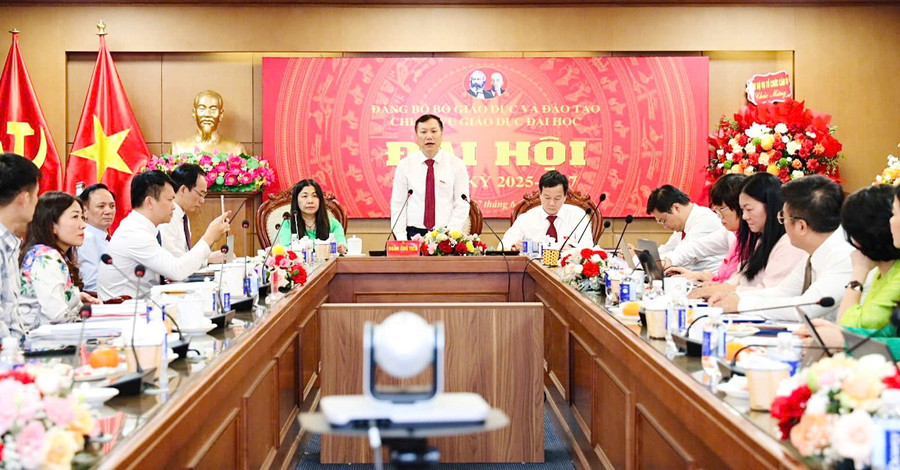 Đoàn Chủ tịch điều hành Đại hội. vugiaoducdaihocjpg1.jpg